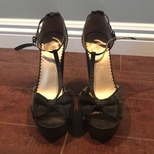 Black chunky heals with bow detail
